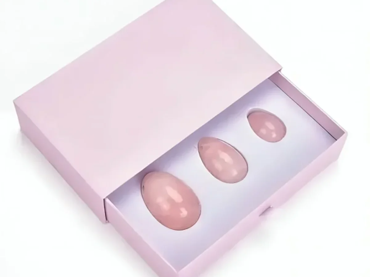 O‘zini yuvayotgan onamga qarab turardim.